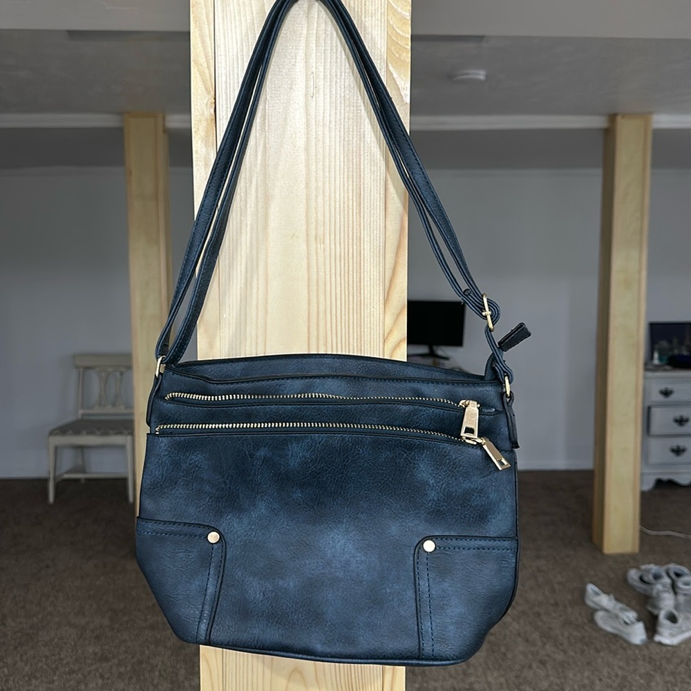 Adjustable strap purse